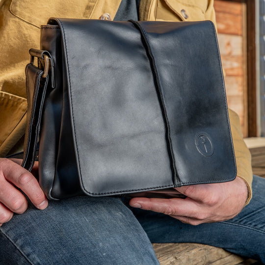 Wanderer Regular Milled Black leather messenger bag for men